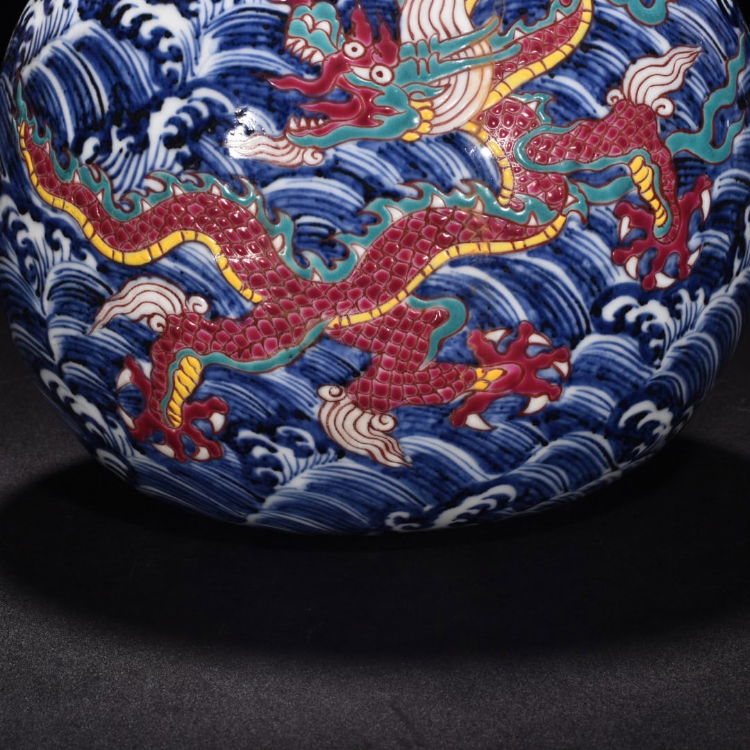 Ming Dynasty Xuande blue and white seawater flat vase