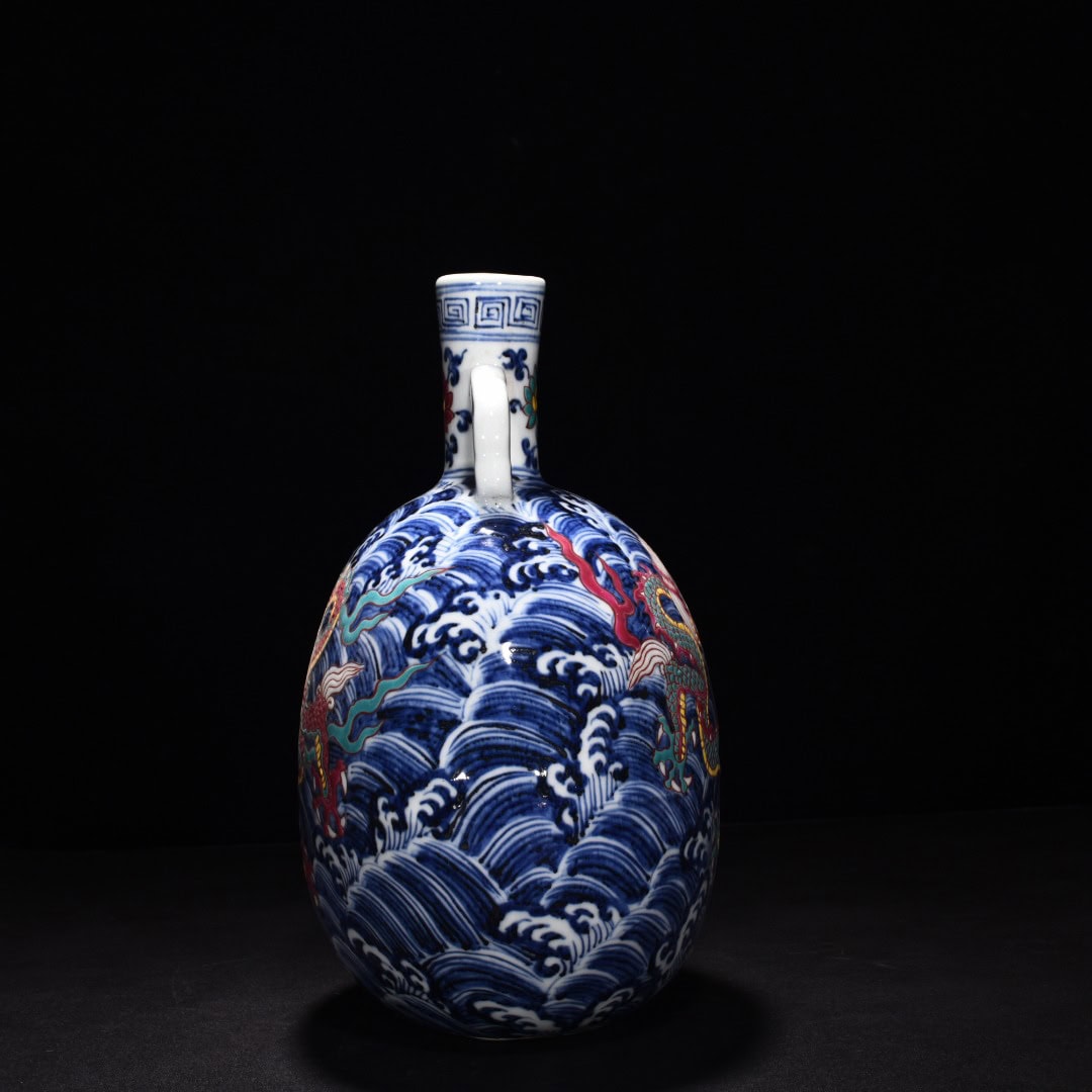 Ming Dynasty Xuande blue and white seawater flat vase