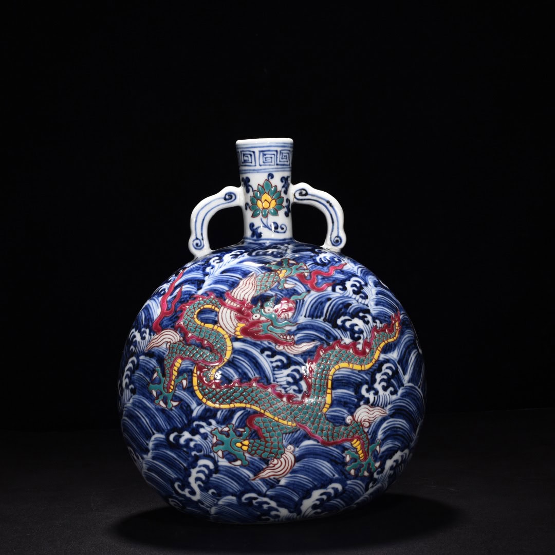 Ming Dynasty Xuande blue and white seawater flat vase