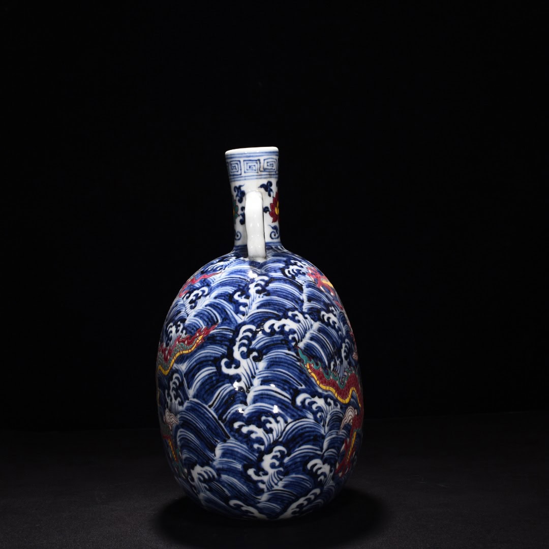 Ming Dynasty Xuande blue and white seawater flat vase