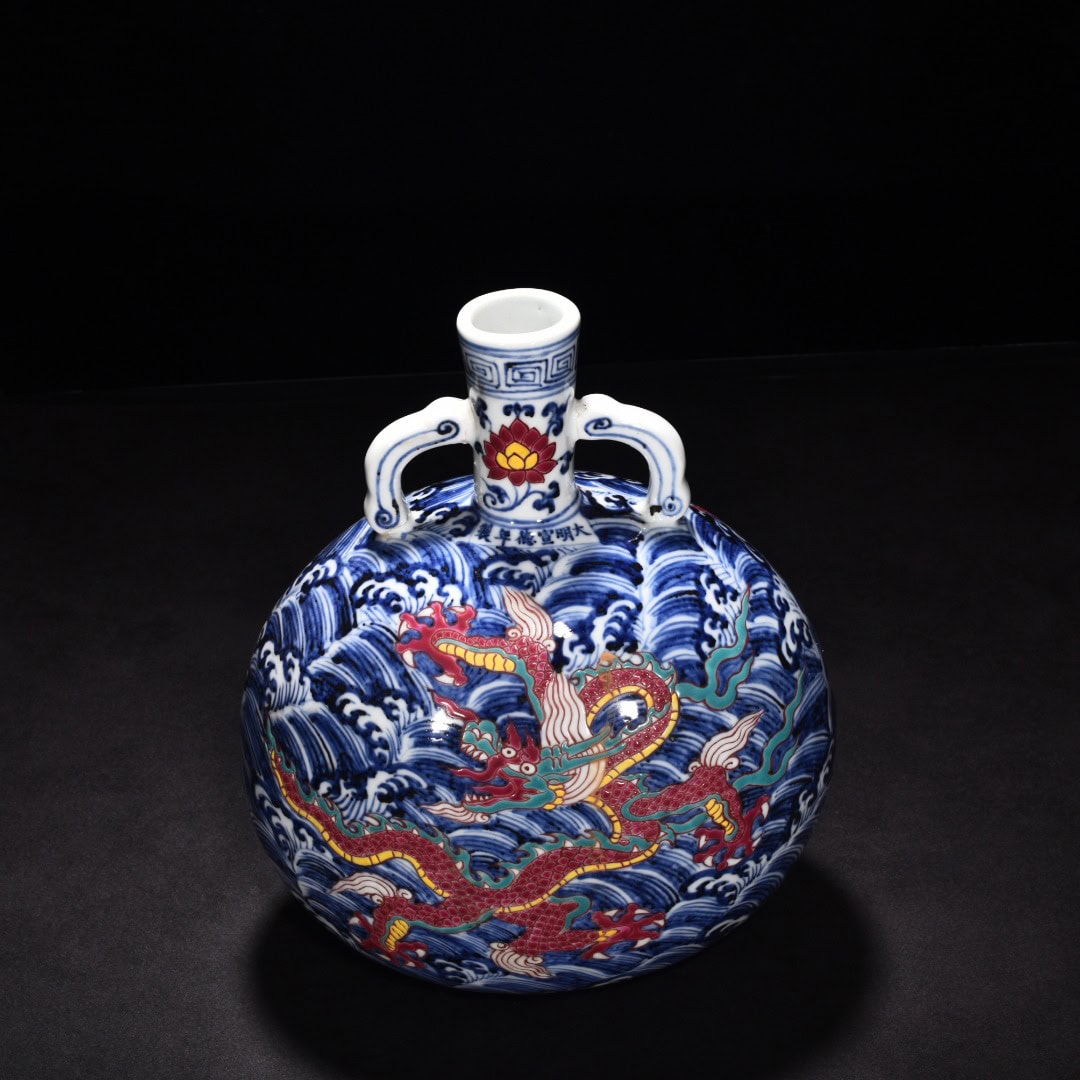 Ming Dynasty Xuande blue and white seawater flat vase