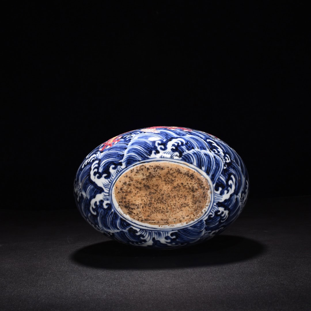 Ming Dynasty Xuande blue and white seawater flat vase