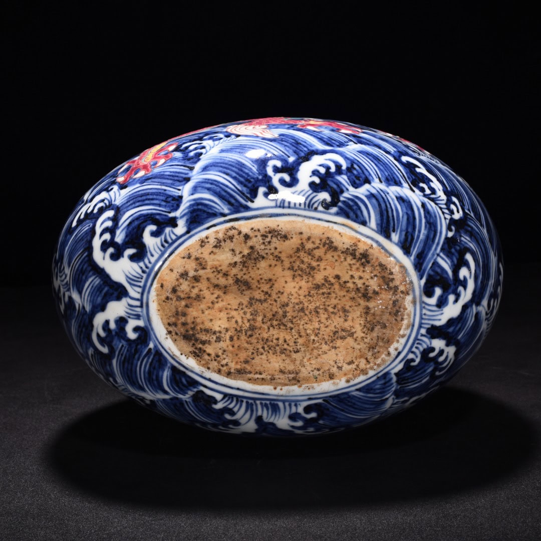 Ming Dynasty Xuande blue and white seawater flat vase