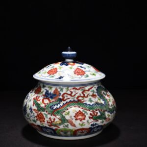 Ming Dynasty Xuande blue and white dragon pattern lid jar