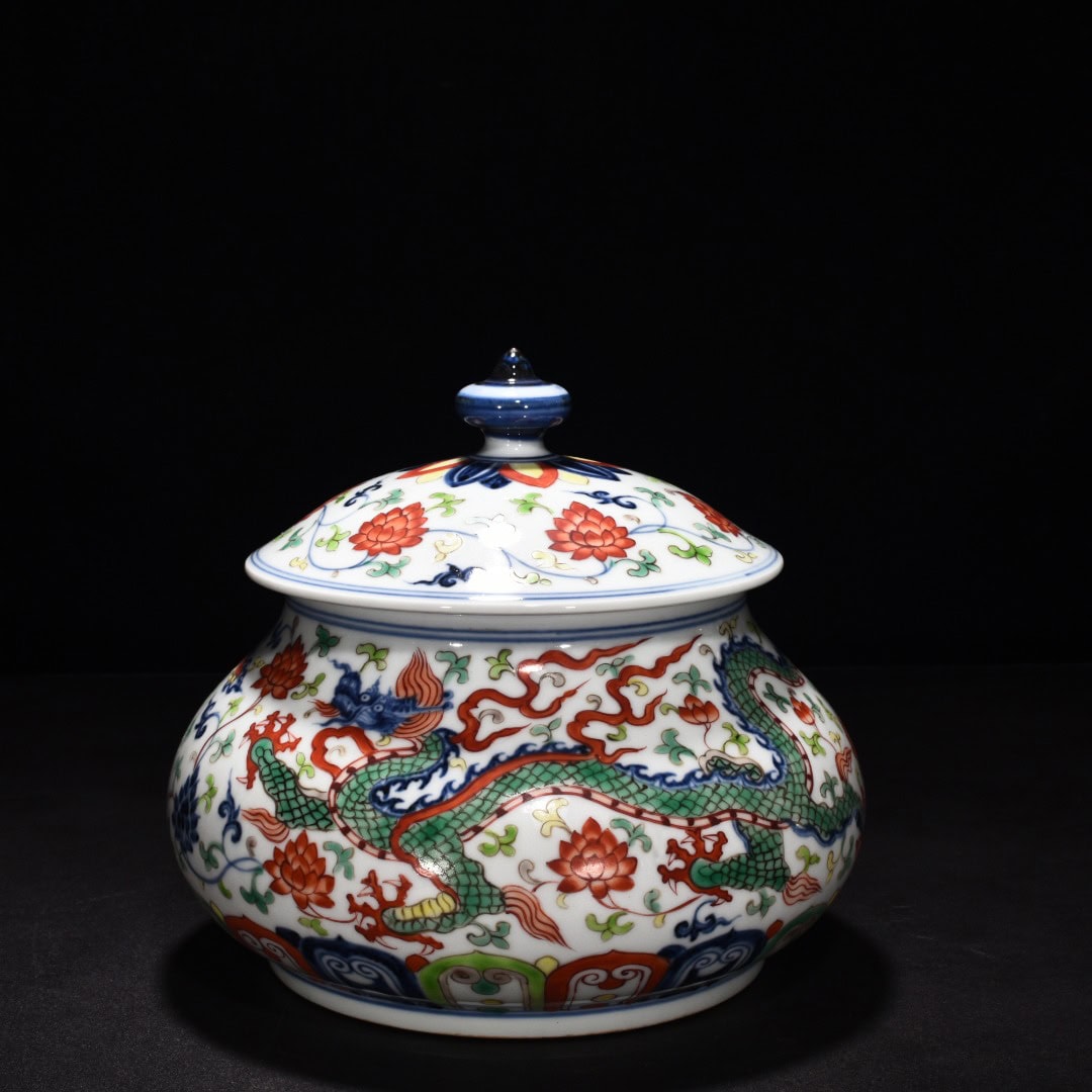 Ming Dynasty Xuande blue and white dragon pattern lid jar