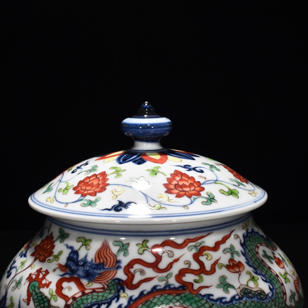 Ming Dynasty Xuande blue and white dragon pattern lid jar