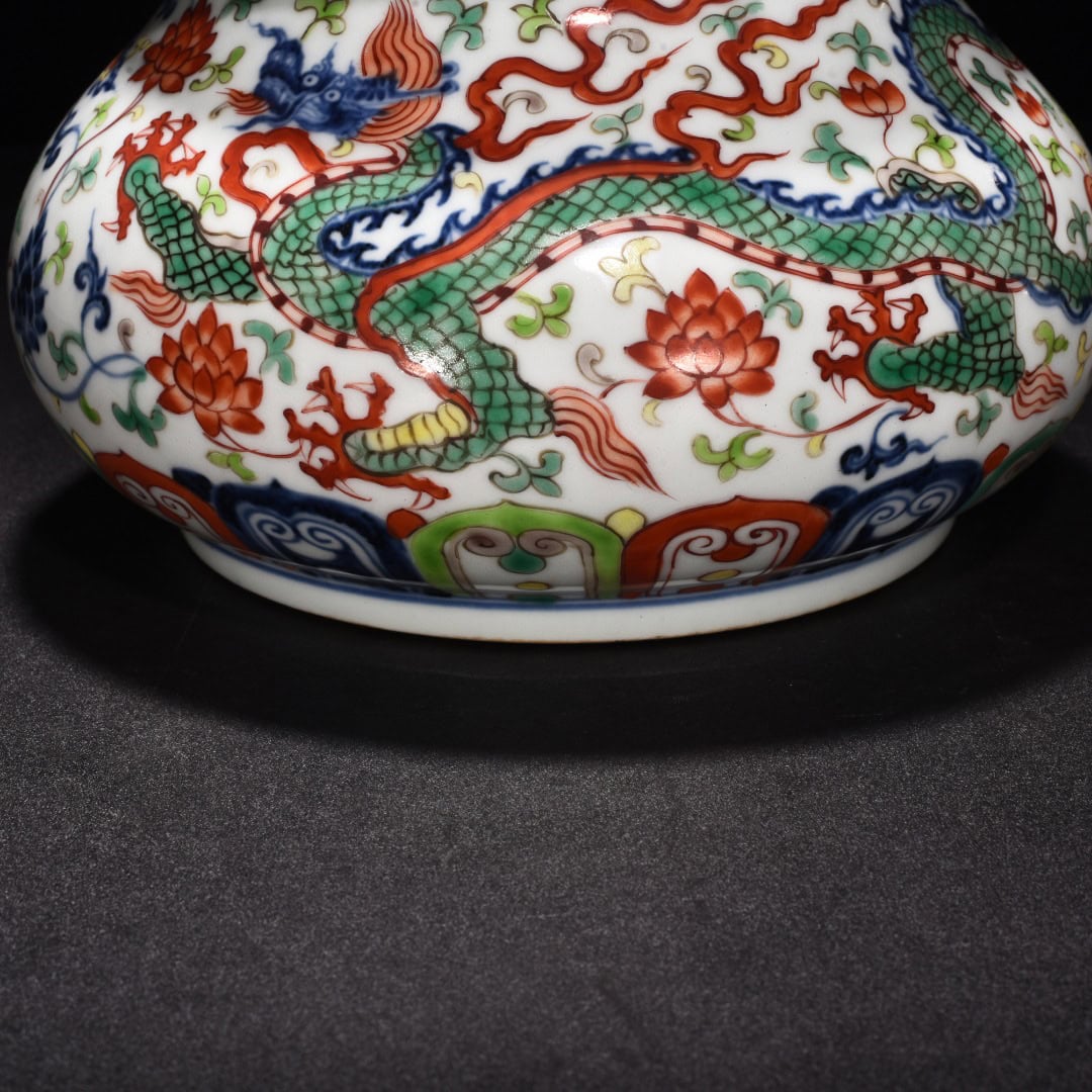 Ming Dynasty Xuande blue and white dragon pattern lid jar