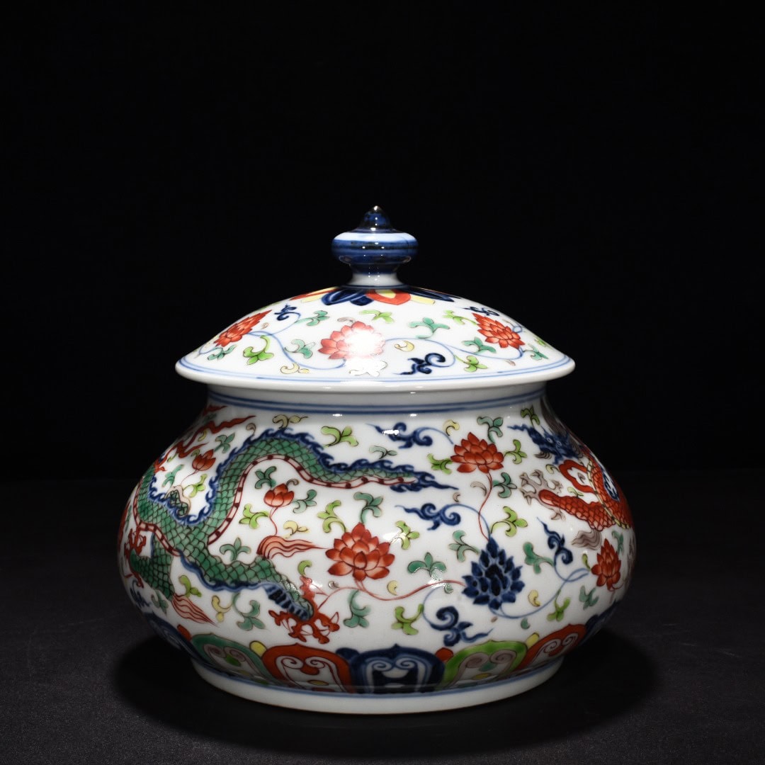 Ming Dynasty Xuande blue and white dragon pattern lid jar