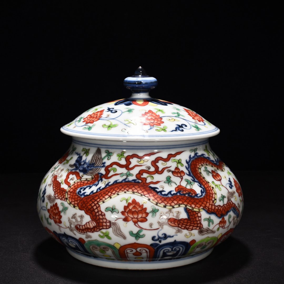 Ming Dynasty Xuande blue and white dragon pattern lid jar
