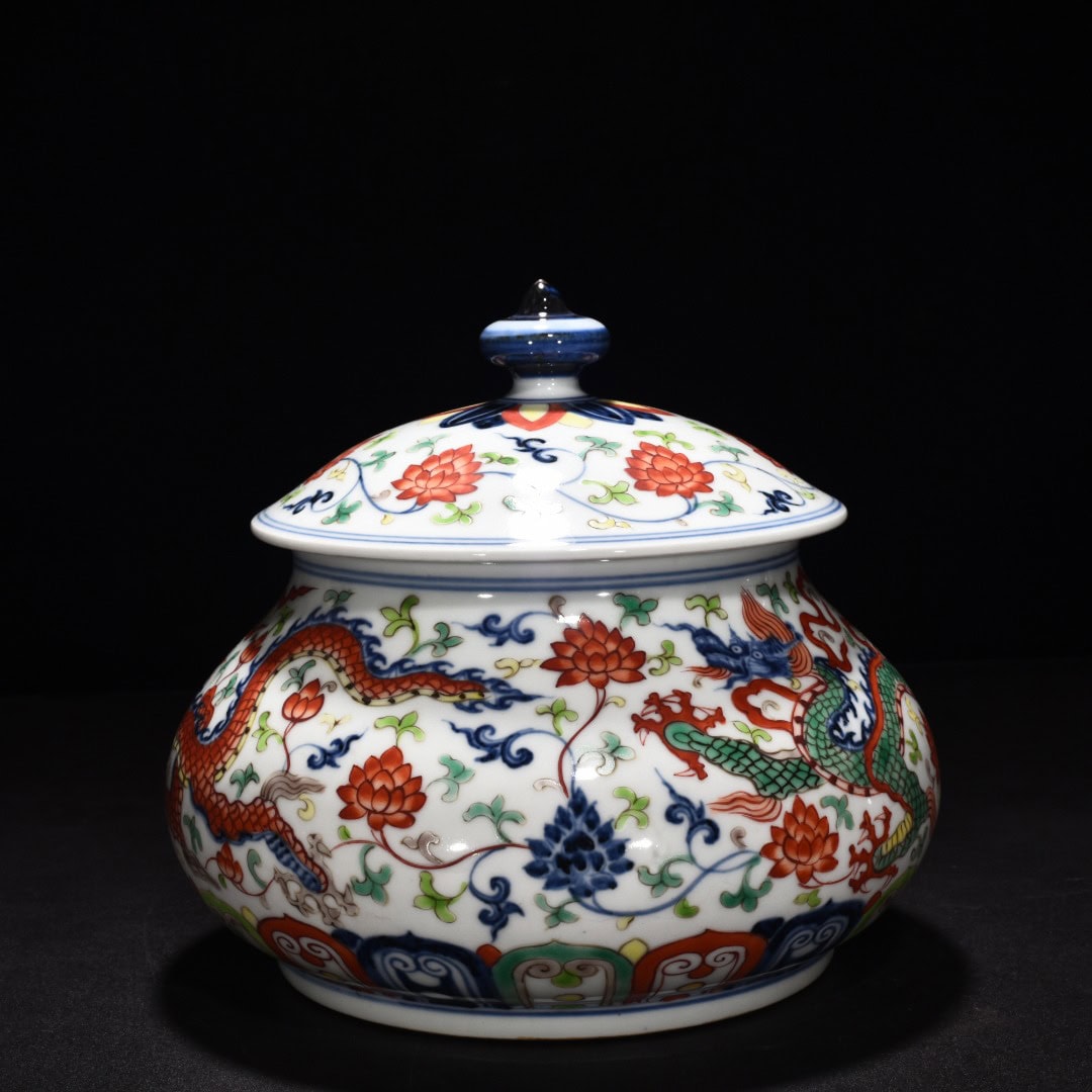 Ming Dynasty Xuande blue and white dragon pattern lid jar