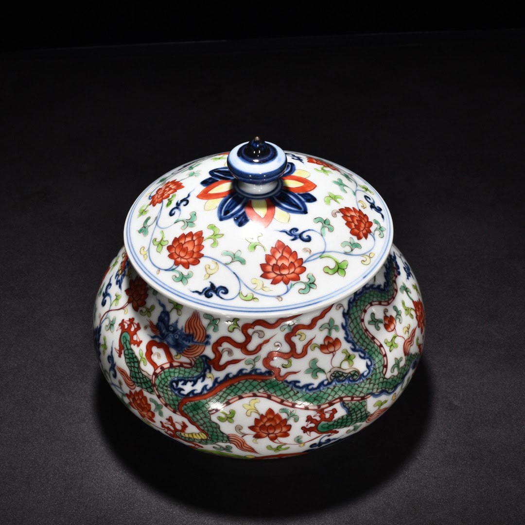 Ming Dynasty Xuande blue and white dragon pattern lid jar