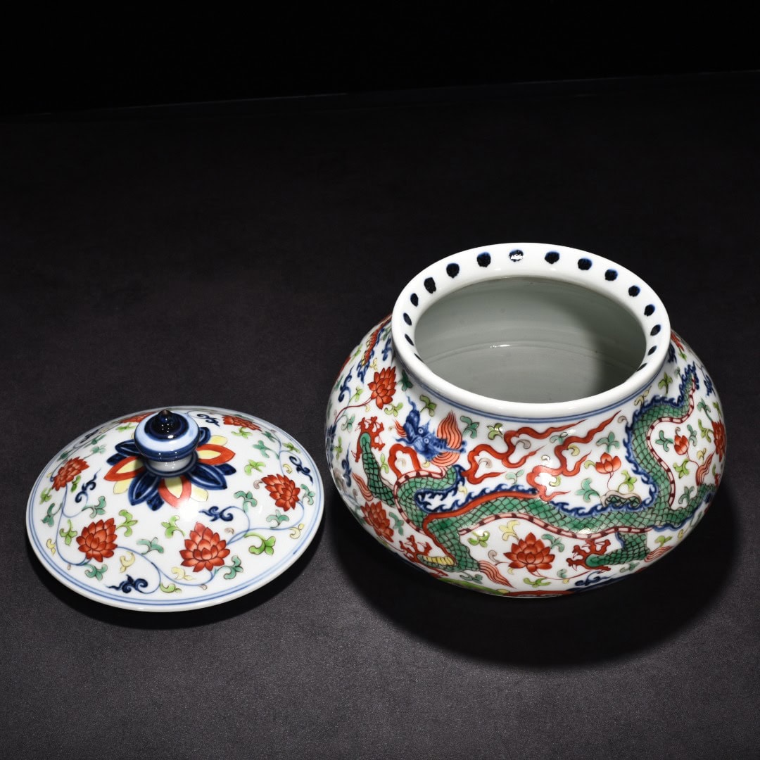 Ming Dynasty Xuande blue and white dragon pattern lid jar