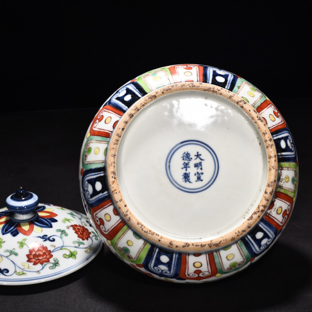 Ming Dynasty Xuande blue and white dragon pattern lid jar