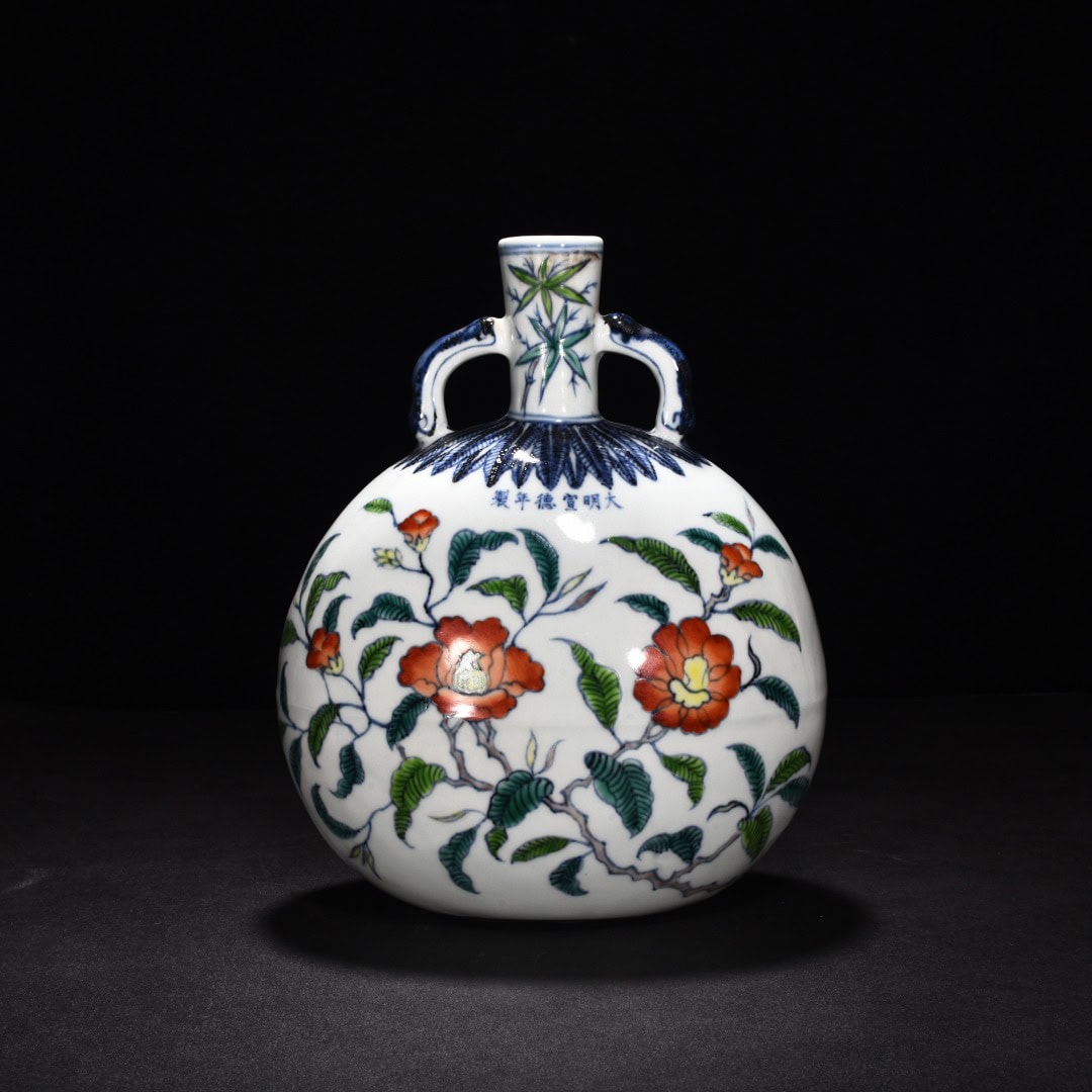 Ming Dynasty Xuande blue and white flower pattern flat vase