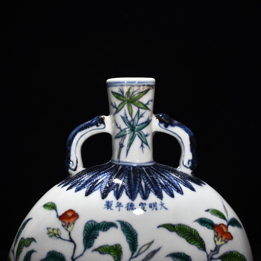 Ming Dynasty Xuande blue and white flower pattern flat vase