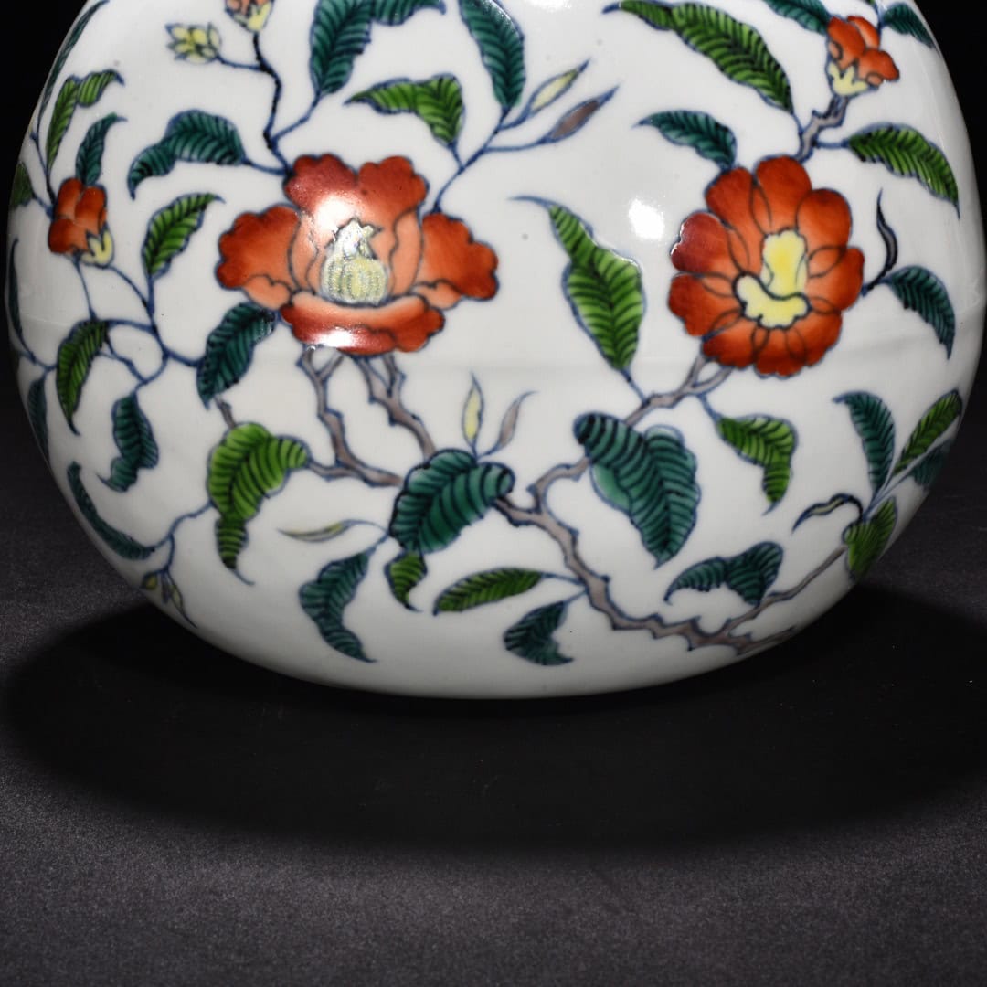 Ming Dynasty Xuande blue and white flower pattern flat vase