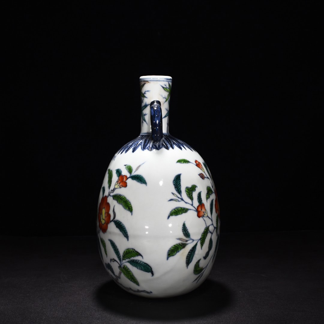 Ming Dynasty Xuande blue and white flower pattern flat vase