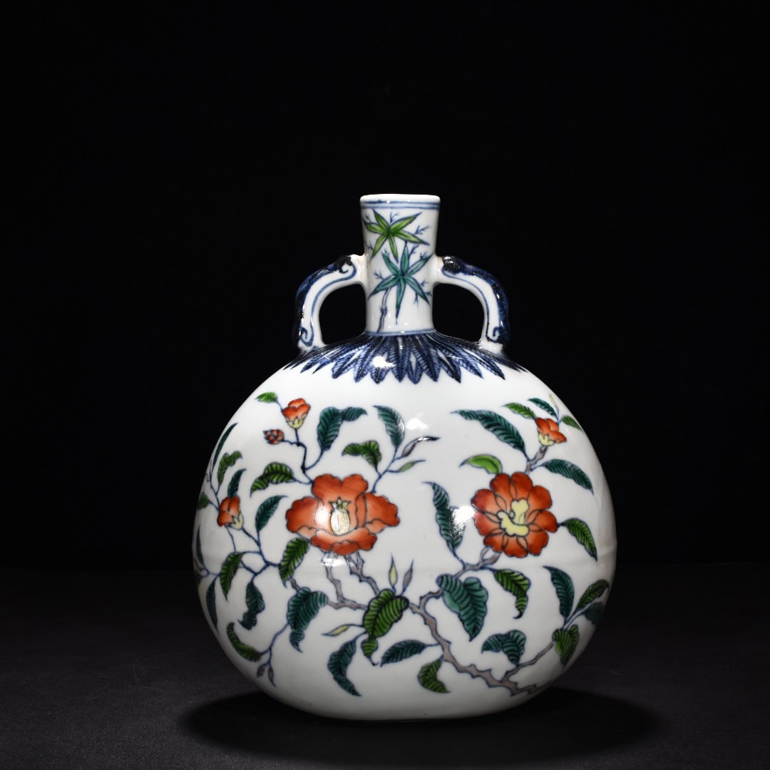 Ming Dynasty Xuande blue and white flower pattern flat vase