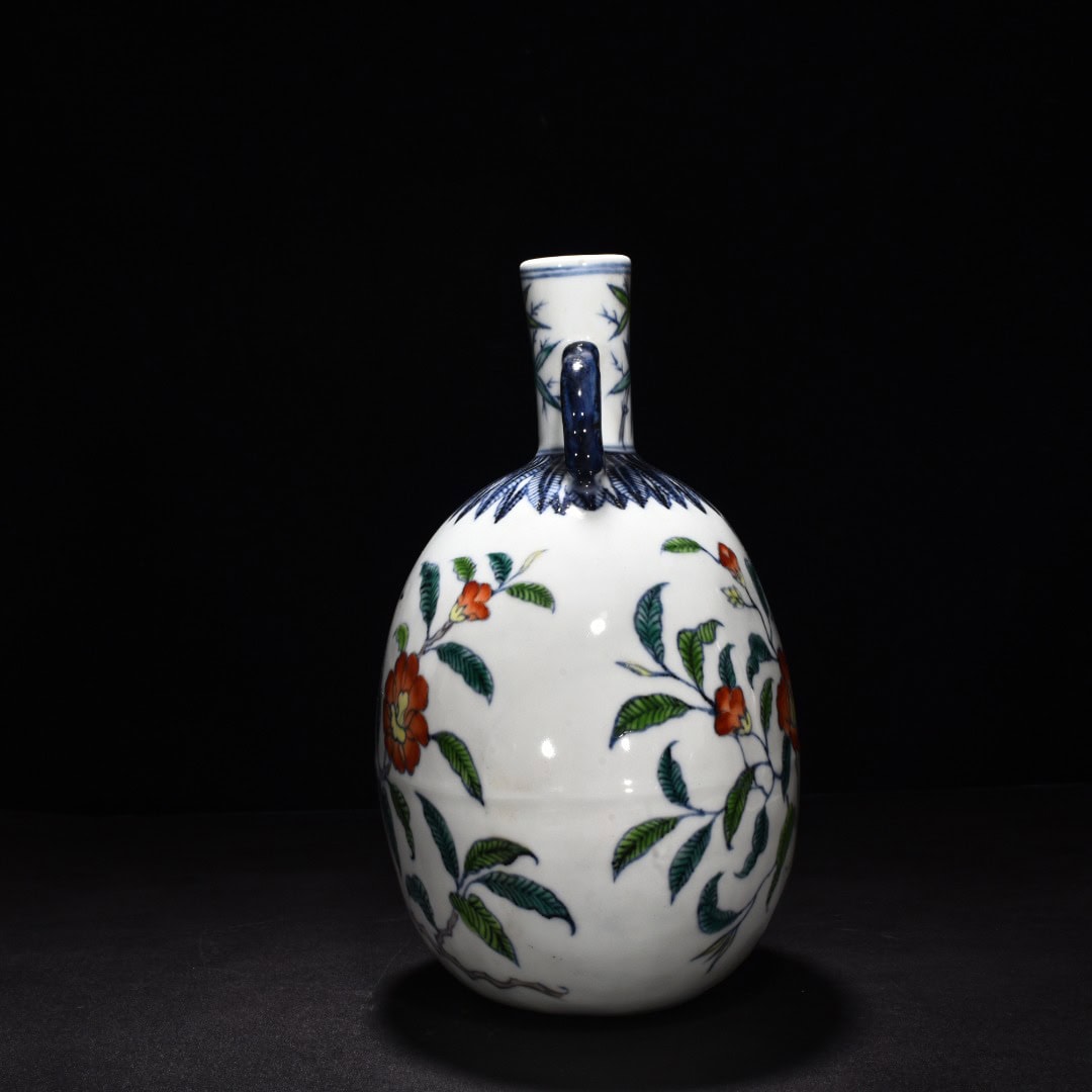 Ming Dynasty Xuande blue and white flower pattern flat vase