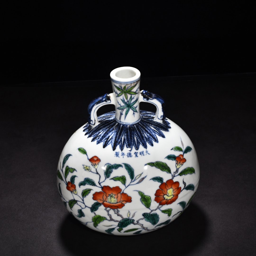 Ming Dynasty Xuande blue and white flower pattern flat vase