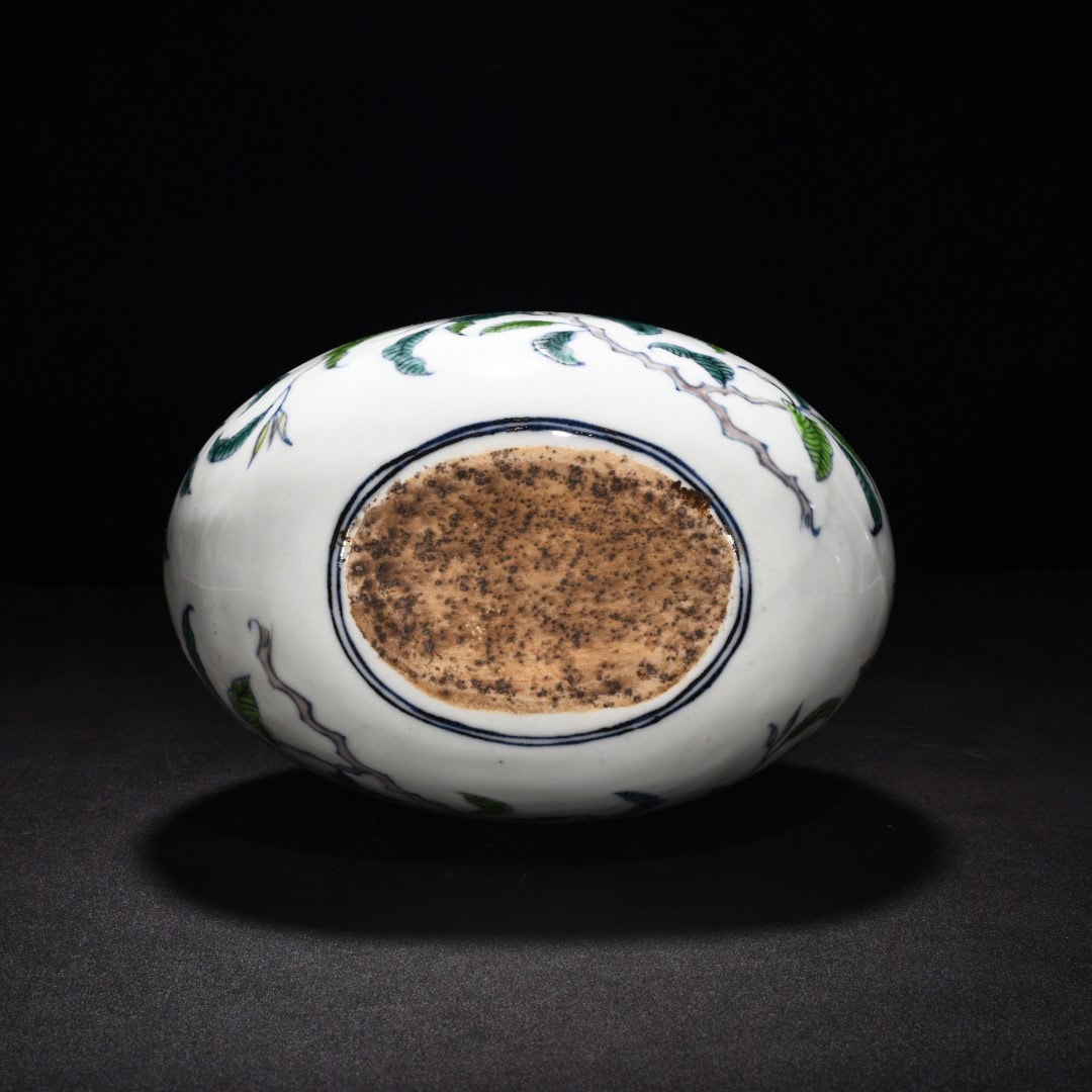 Ming Dynasty Xuande blue and white flower pattern flat vase