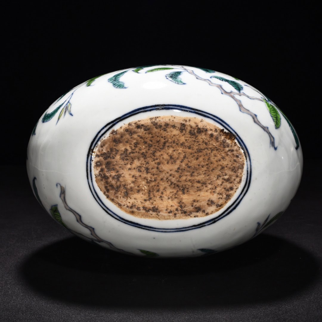 Ming Dynasty Xuande blue and white flower pattern flat vase