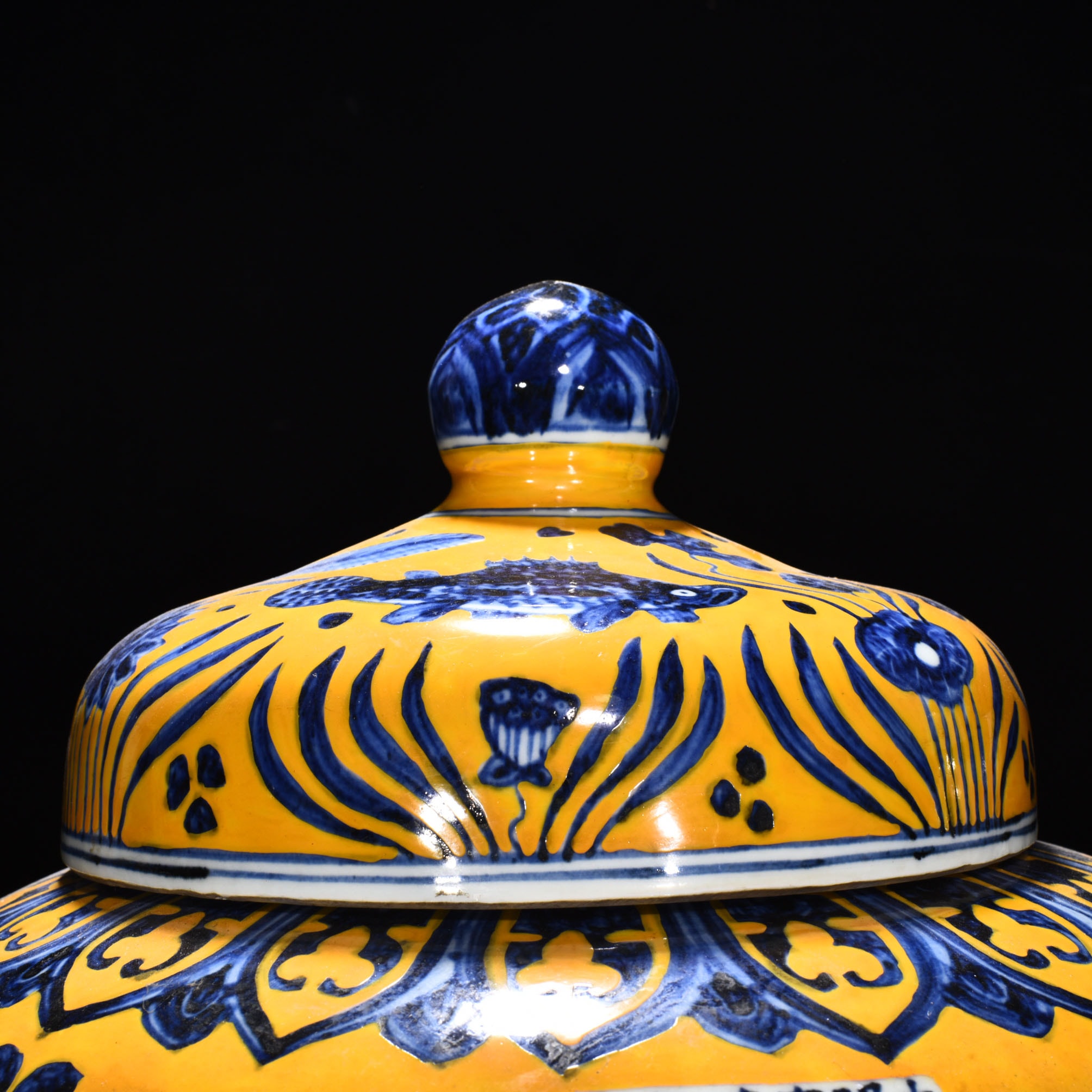 Ming Dynasty Xuande delicate yellow glaze lid jar