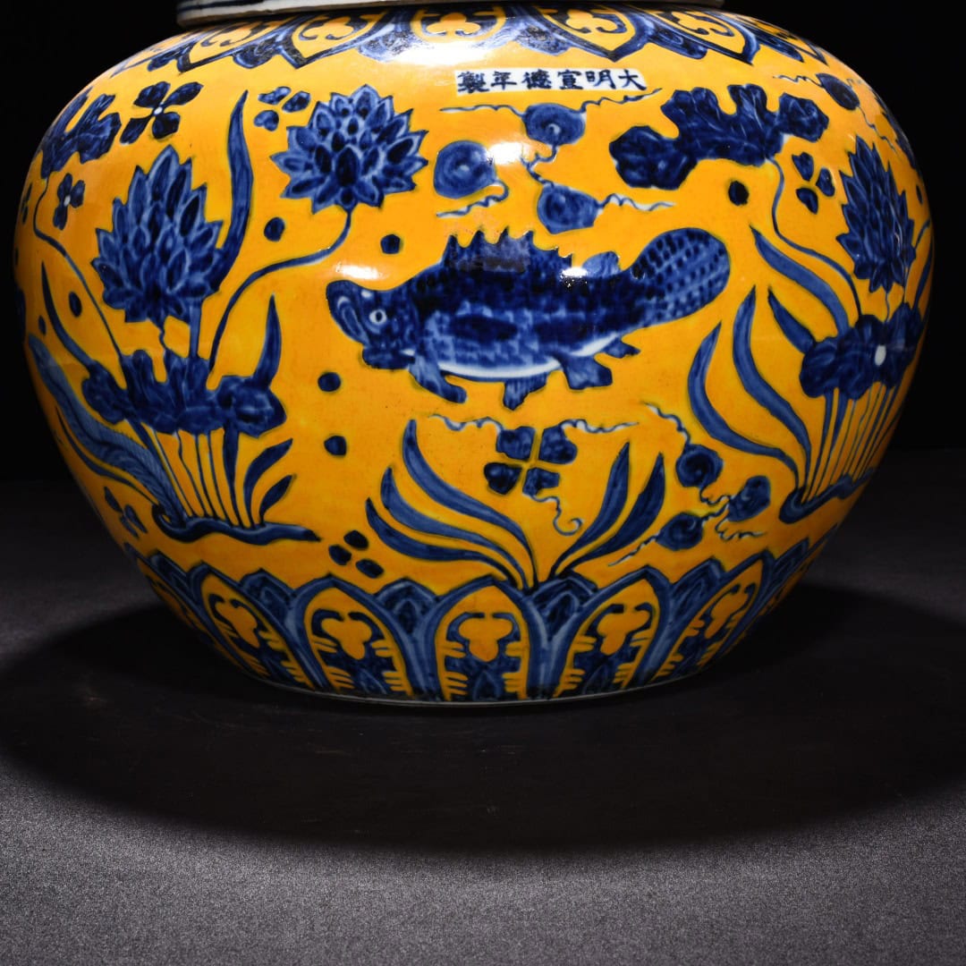 Ming Dynasty Xuande delicate yellow glaze lid jar