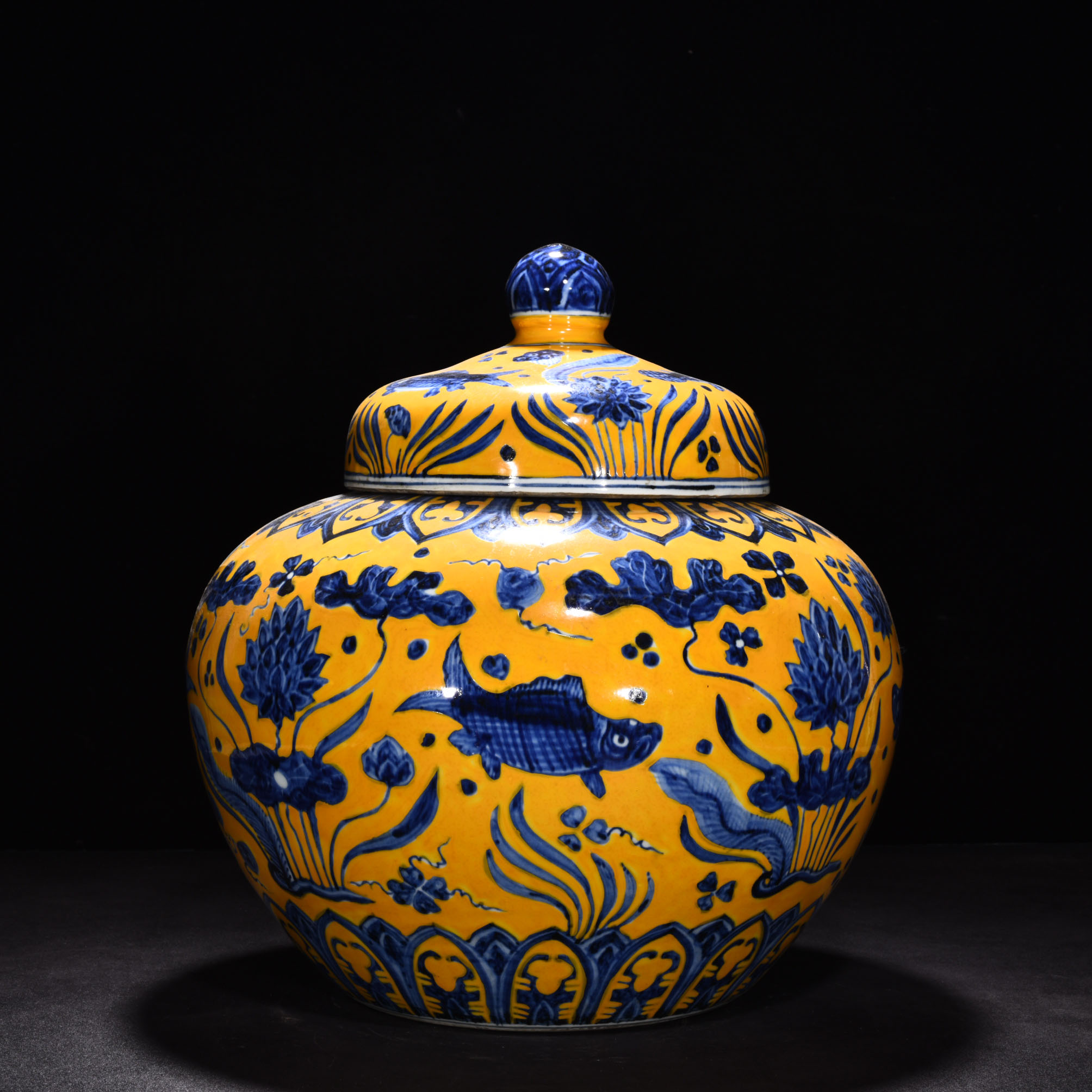 Ming Dynasty Xuande delicate yellow glaze lid jar