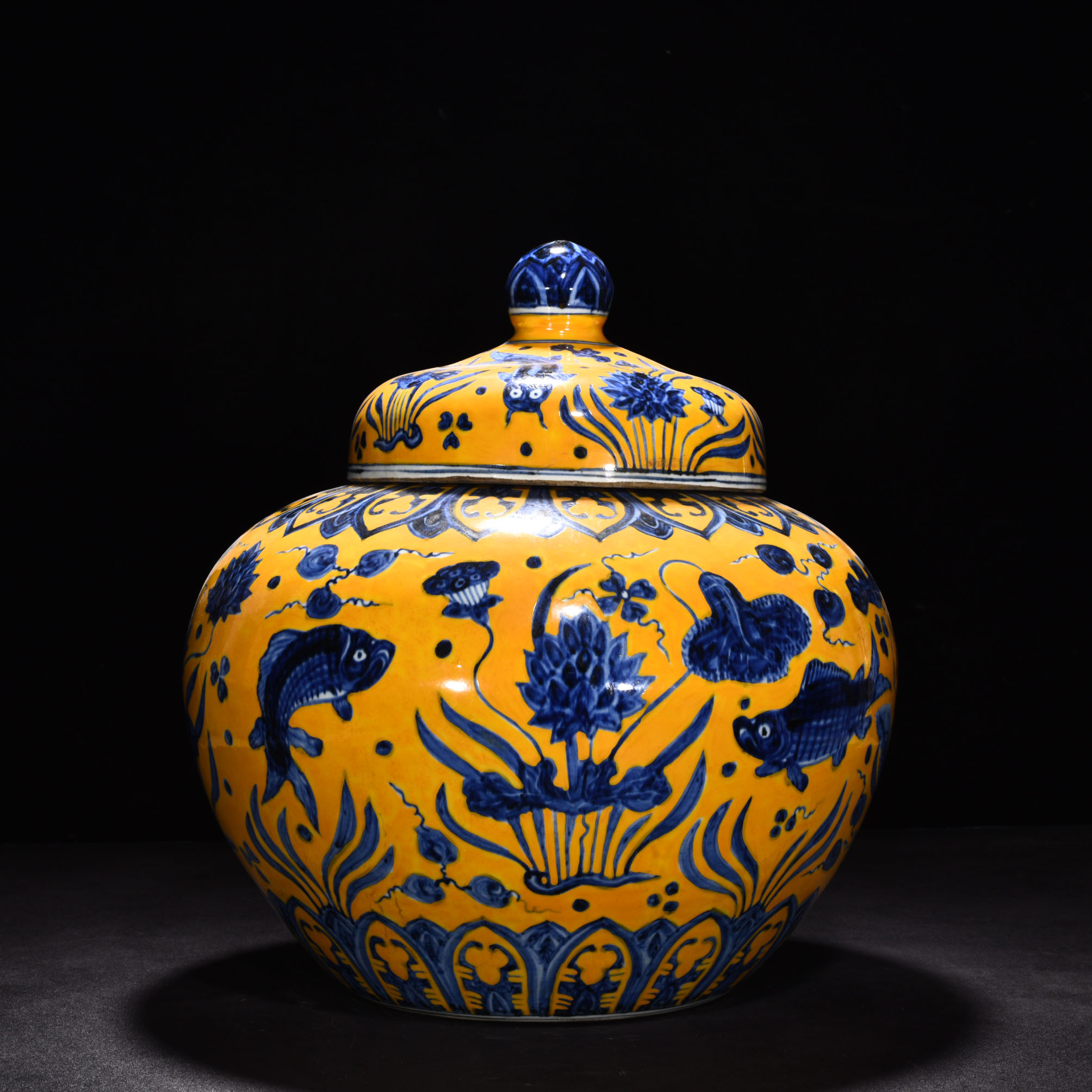 Ming Dynasty Xuande delicate yellow glaze lid jar