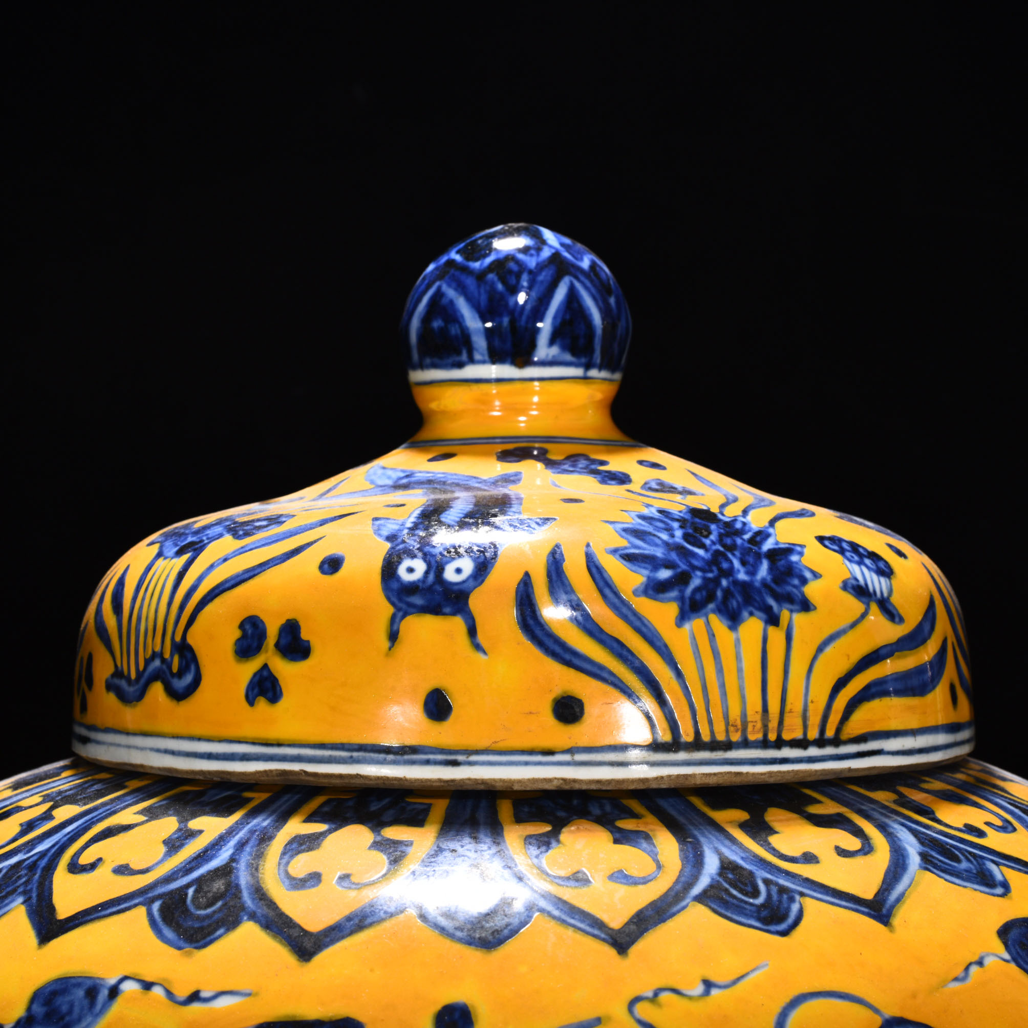 Ming Dynasty Xuande delicate yellow glaze lid jar