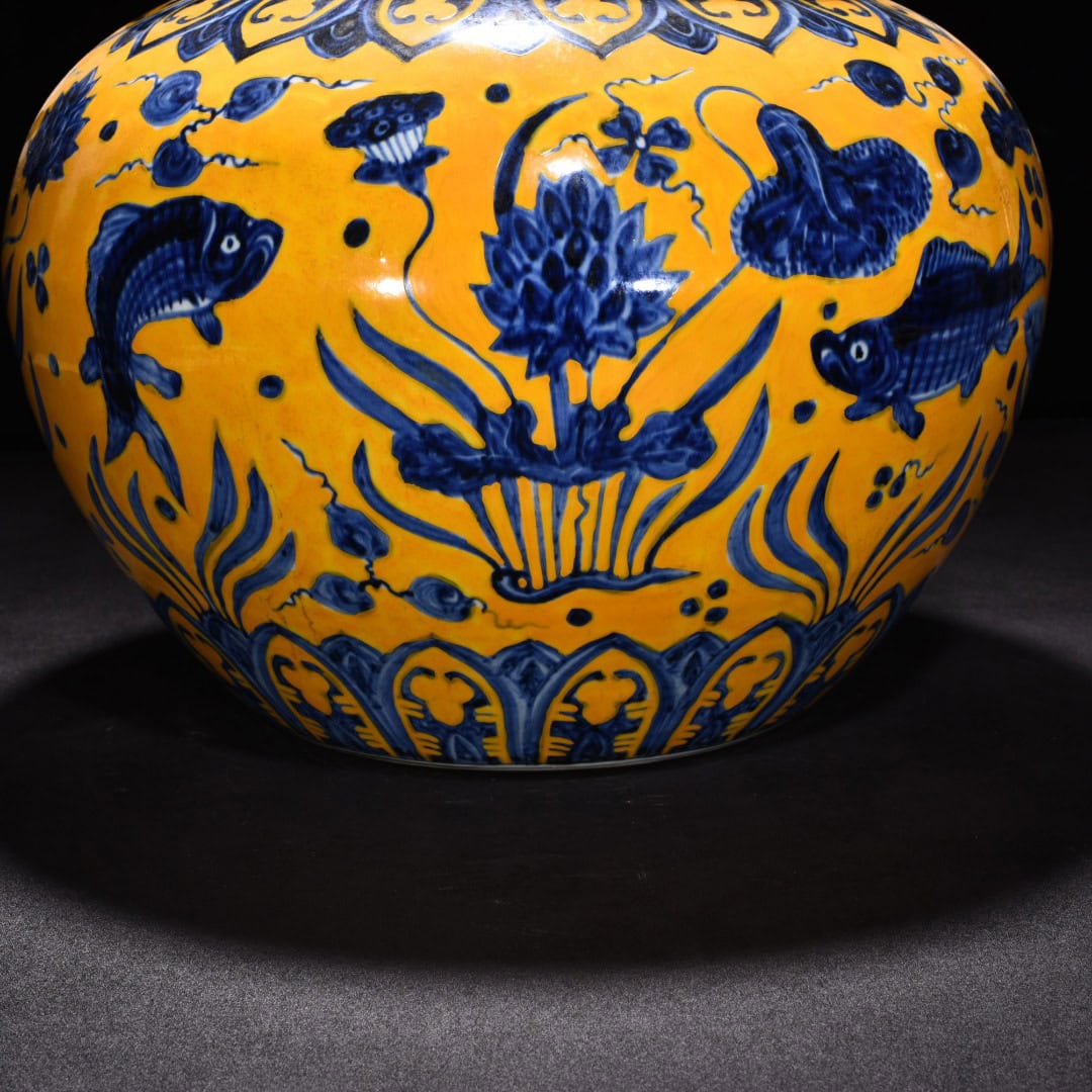 Ming Dynasty Xuande delicate yellow glaze lid jar