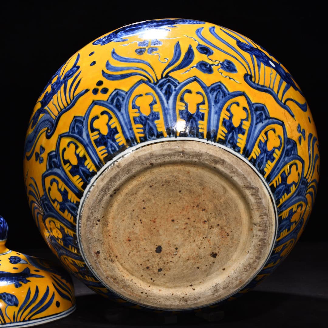 Ming Dynasty Xuande delicate yellow glaze lid jar