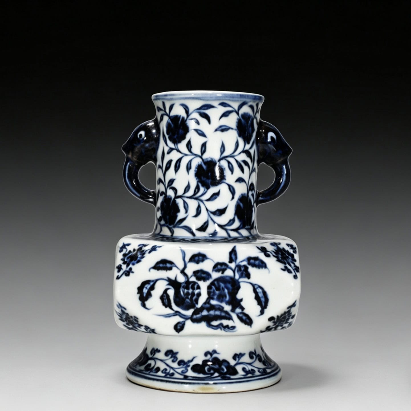 Ming dynasty Xuande blue and white horn vase