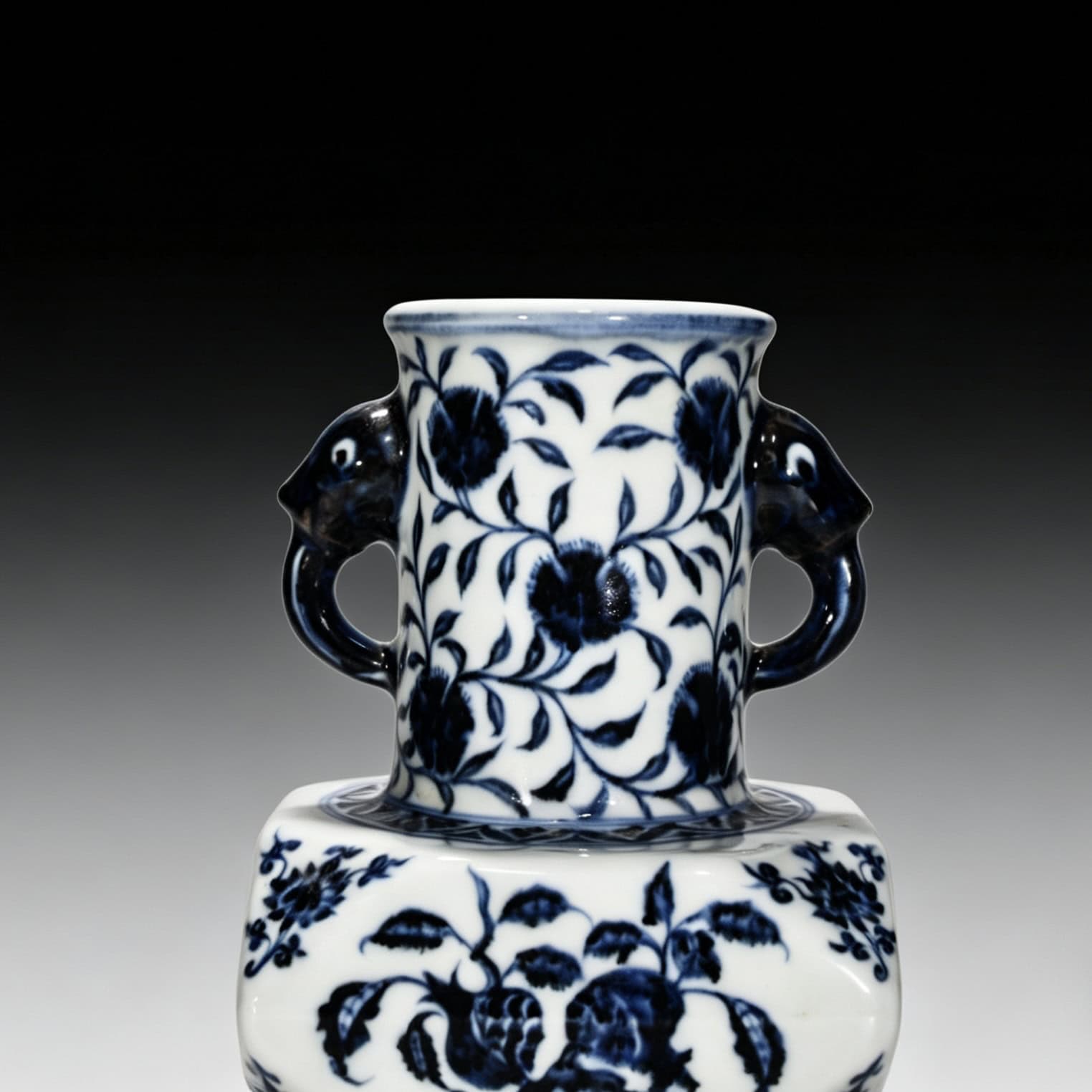 Ming dynasty Xuande blue and white horn vase