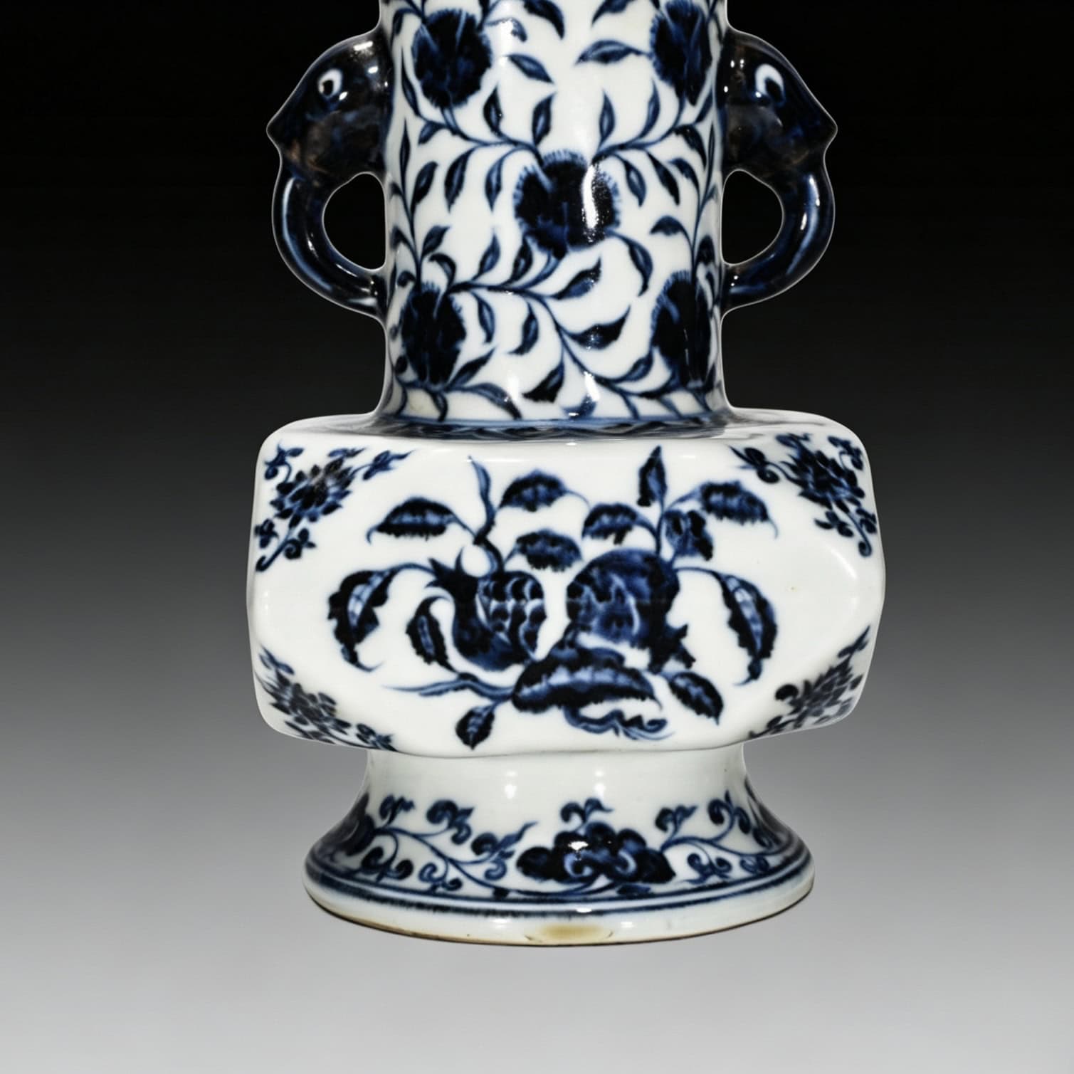 Ming dynasty Xuande blue and white horn vase