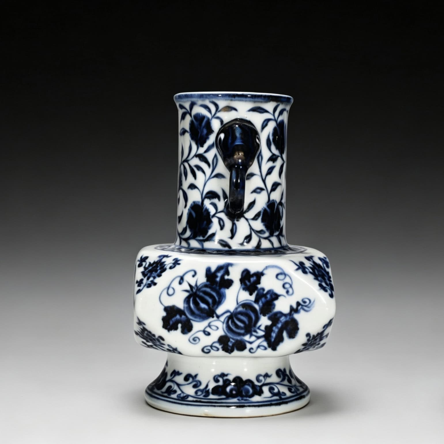 Ming dynasty Xuande blue and white horn vase