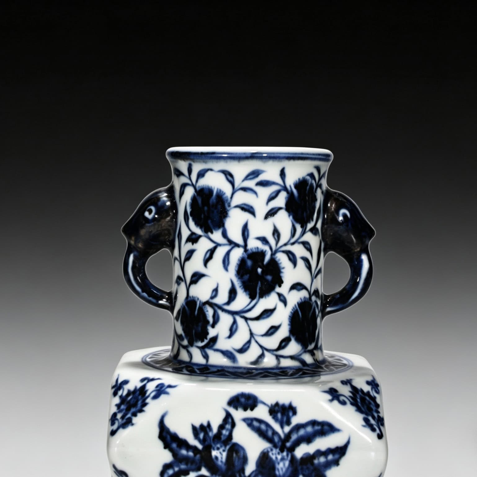 Ming dynasty Xuande blue and white horn vase