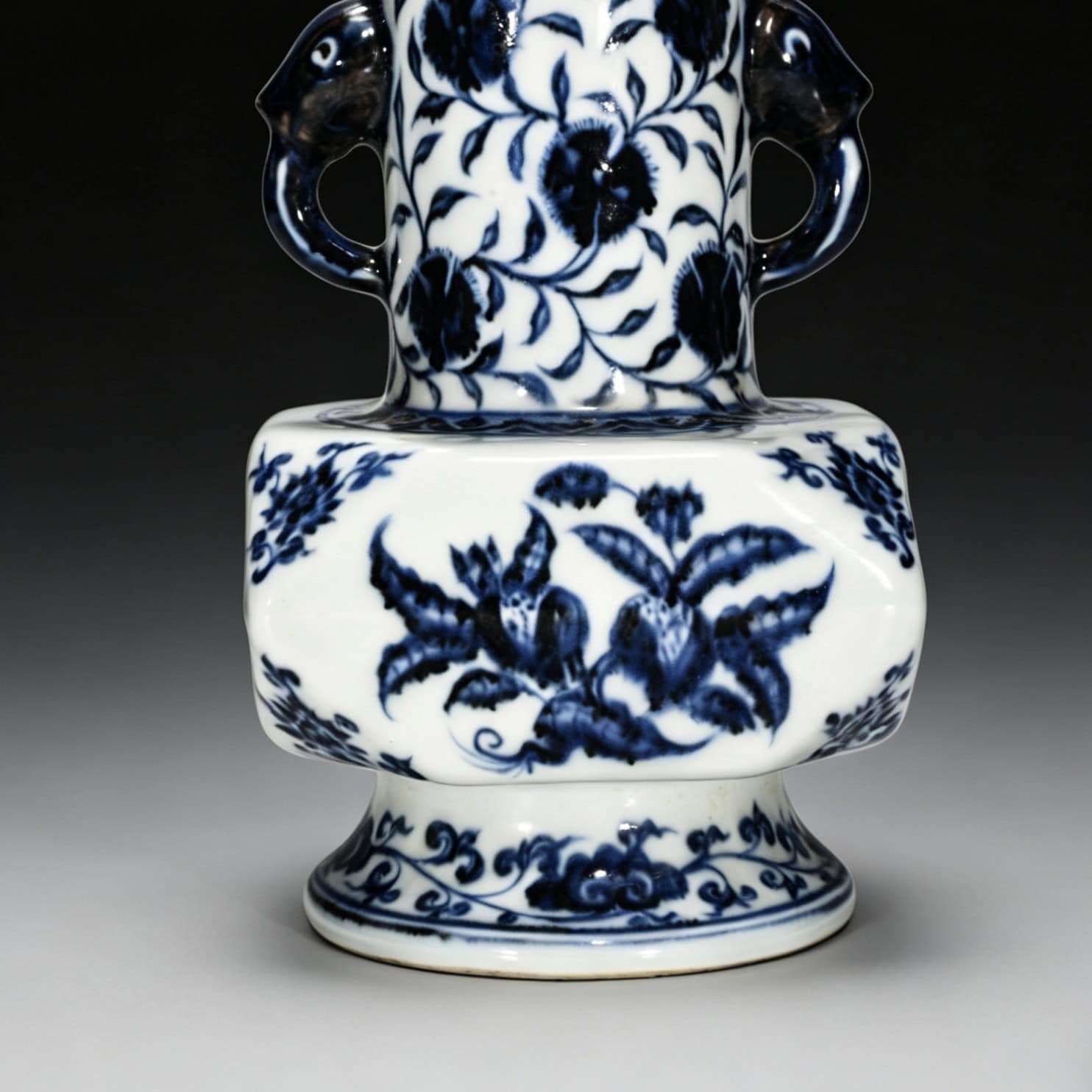 Ming dynasty Xuande blue and white horn vase