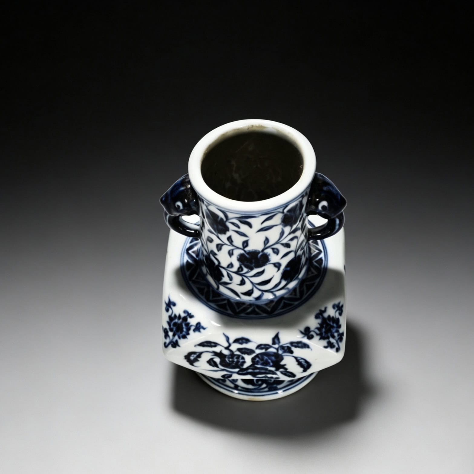 Ming dynasty Xuande blue and white horn vase