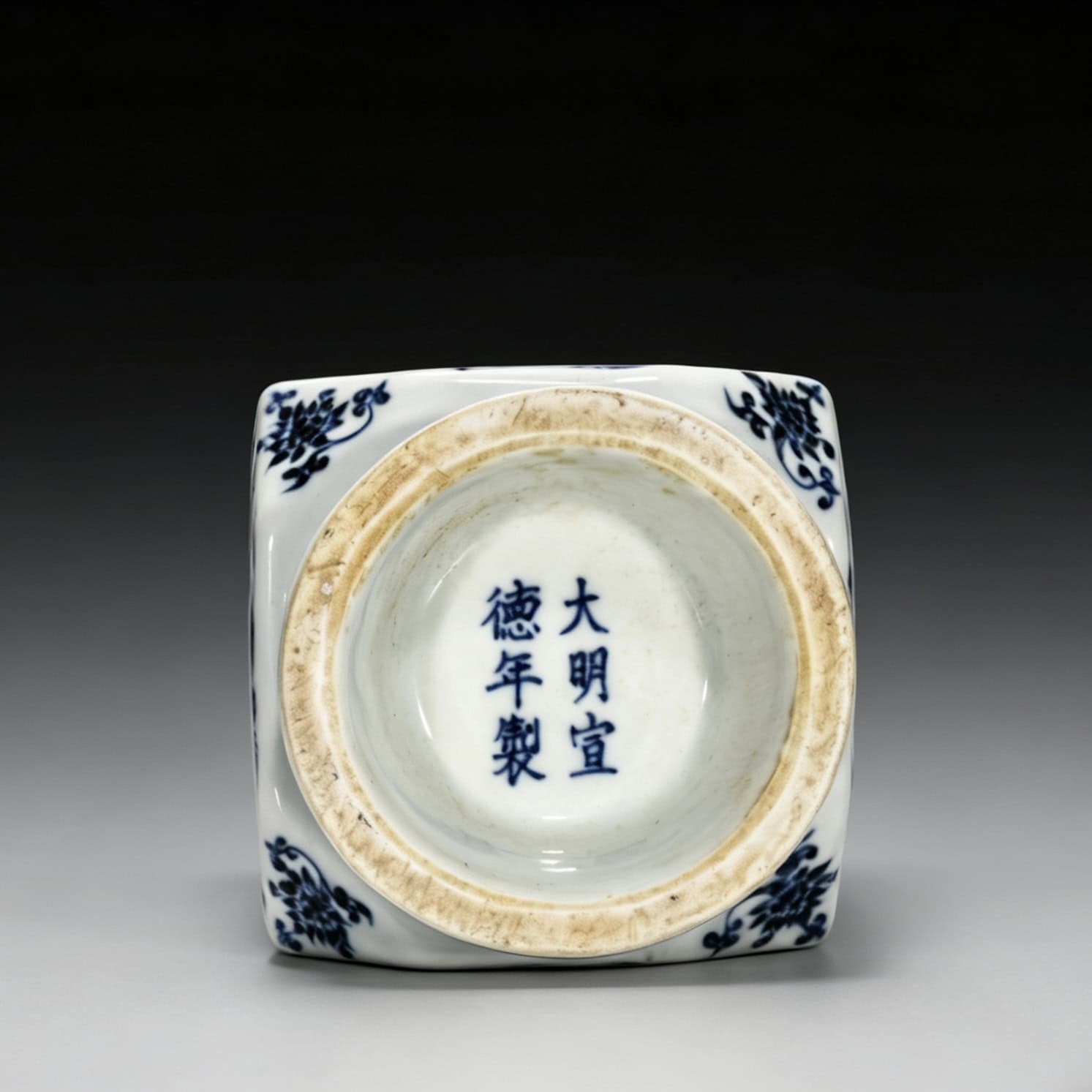 Ming dynasty Xuande blue and white horn vase