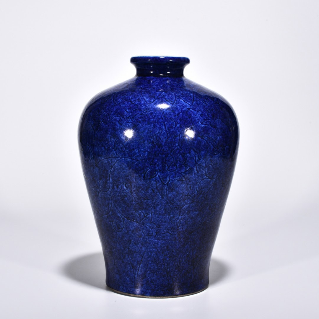 Ming Dynasty Xuande blue glazed plum vase