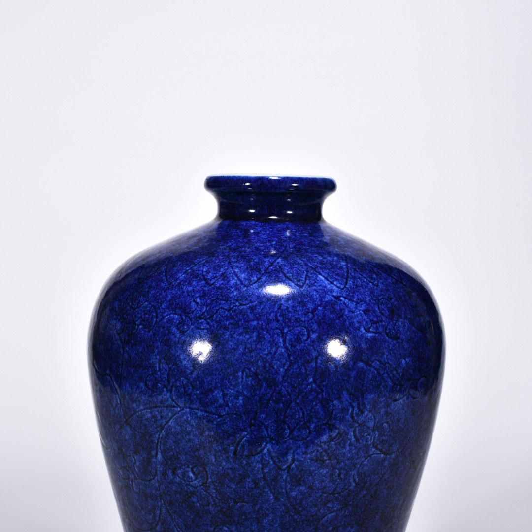 Ming Dynasty Xuande blue glazed plum vase