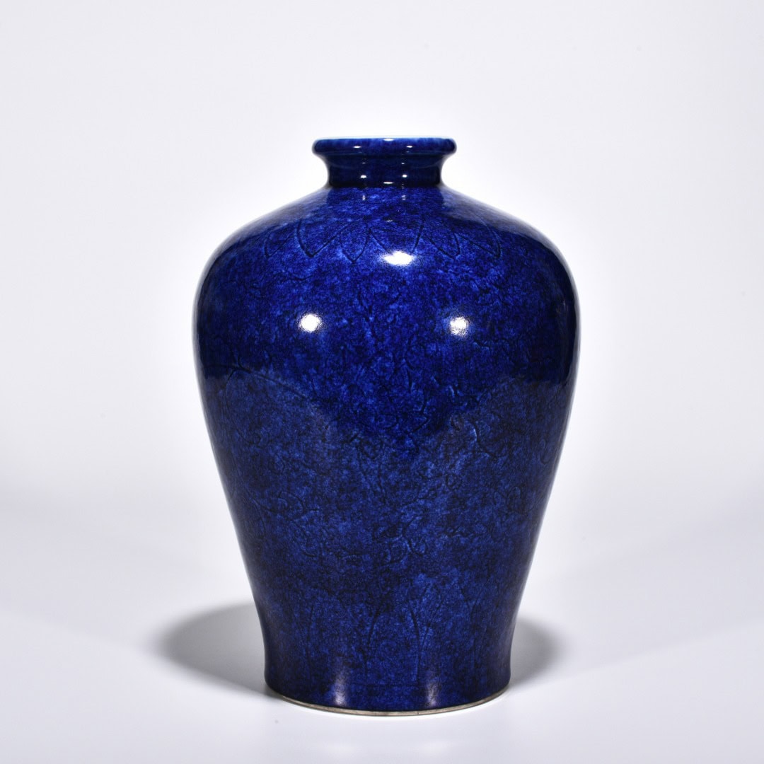 Ming Dynasty Xuande blue glazed plum vase