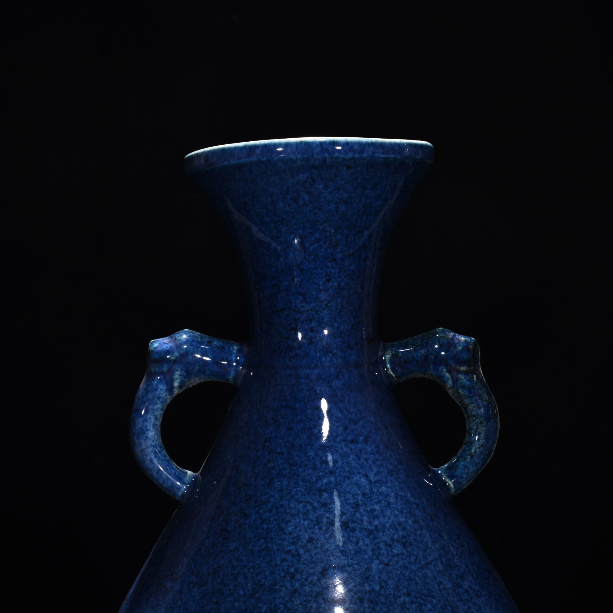 Ming Dynasty Xuande blue flower jade spring vase