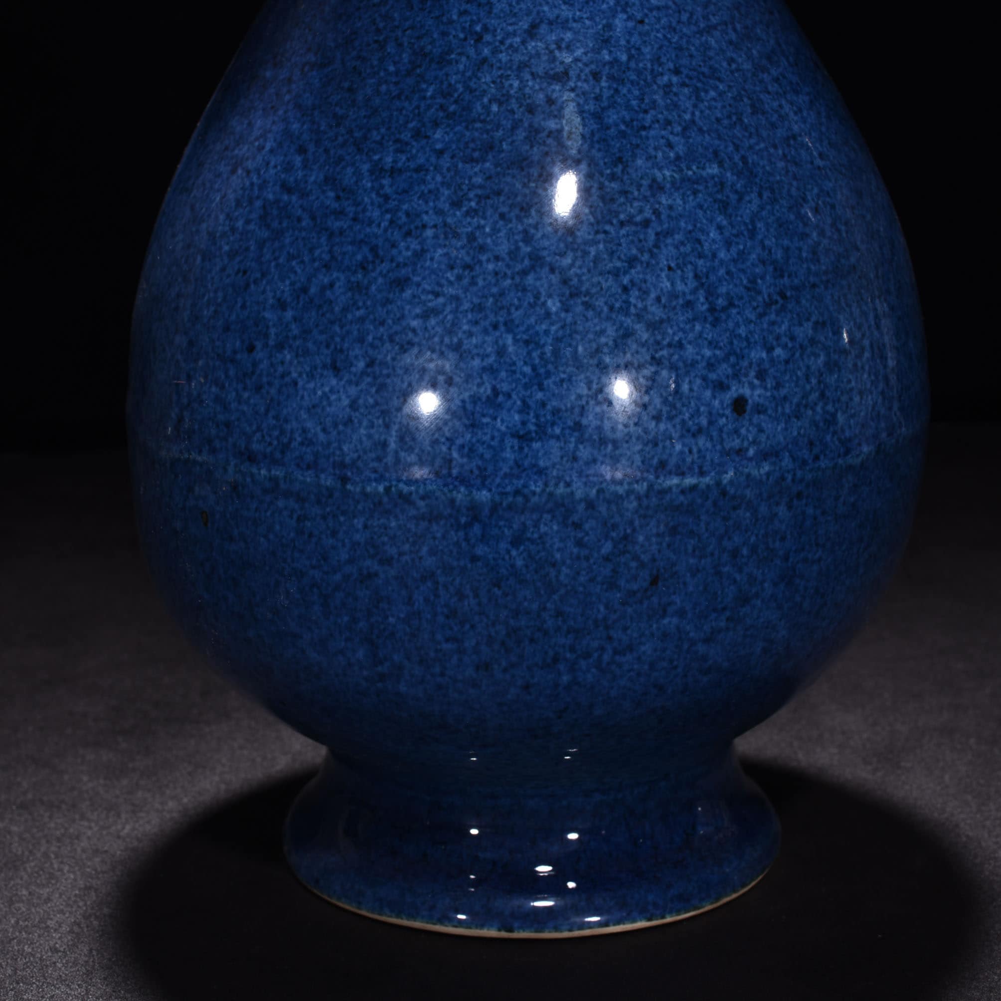 Ming Dynasty Xuande blue flower jade spring vase