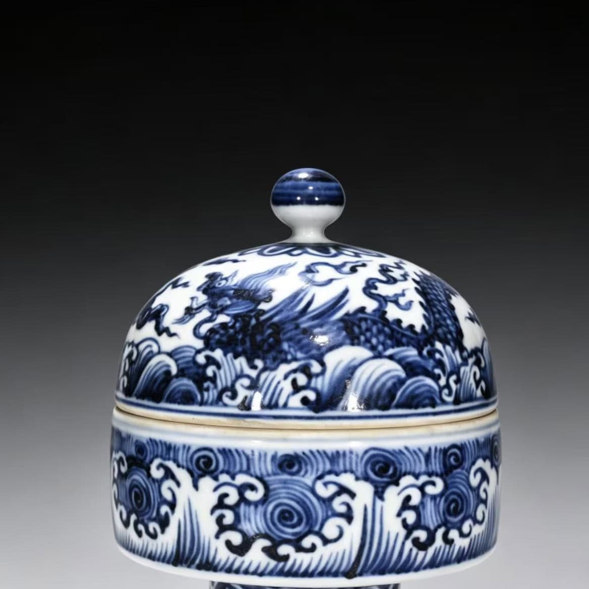 Ming Dynasty Xuande blue and white seawater pterodactyl bean