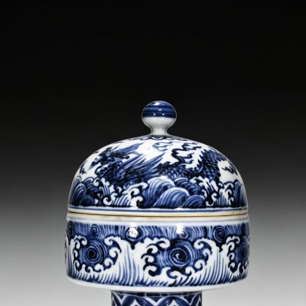 Ming Dynasty Xuande blue and white seawater pterodactyl bean