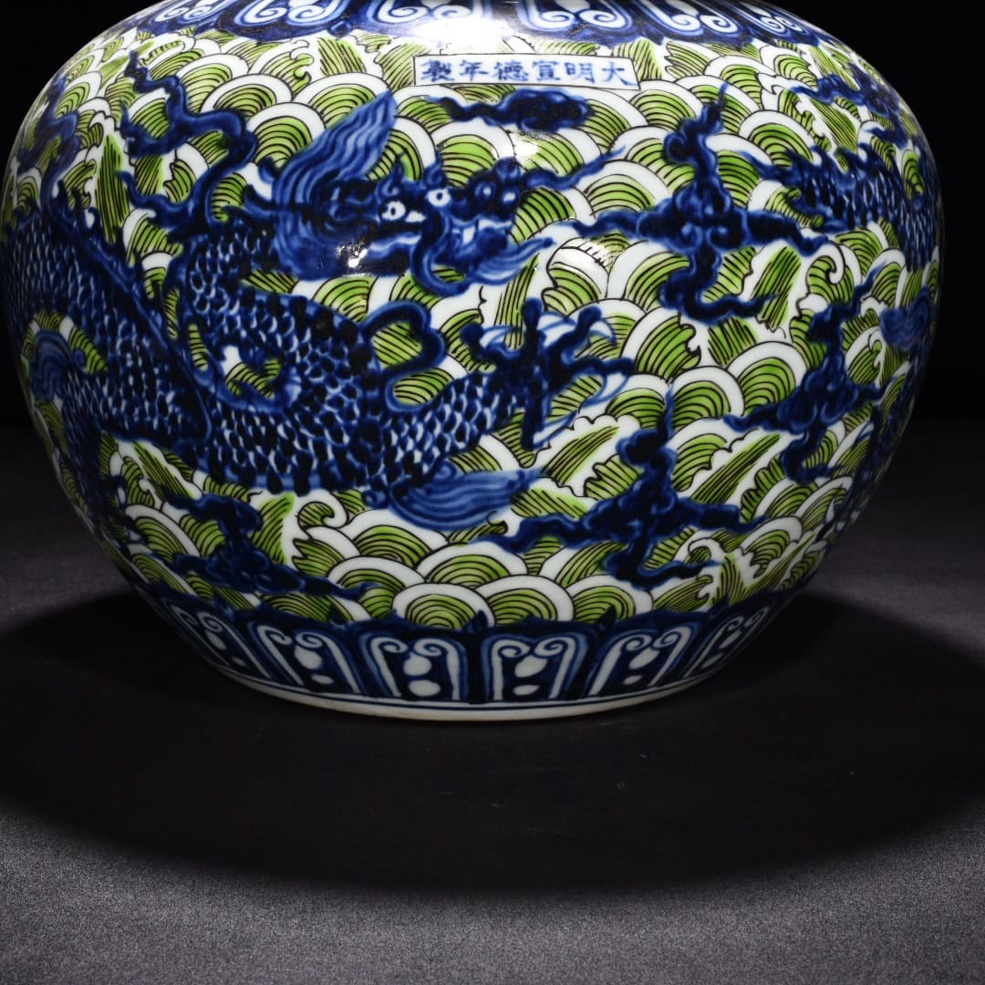 Ming Dynasty Xuande blue and white green lid jar