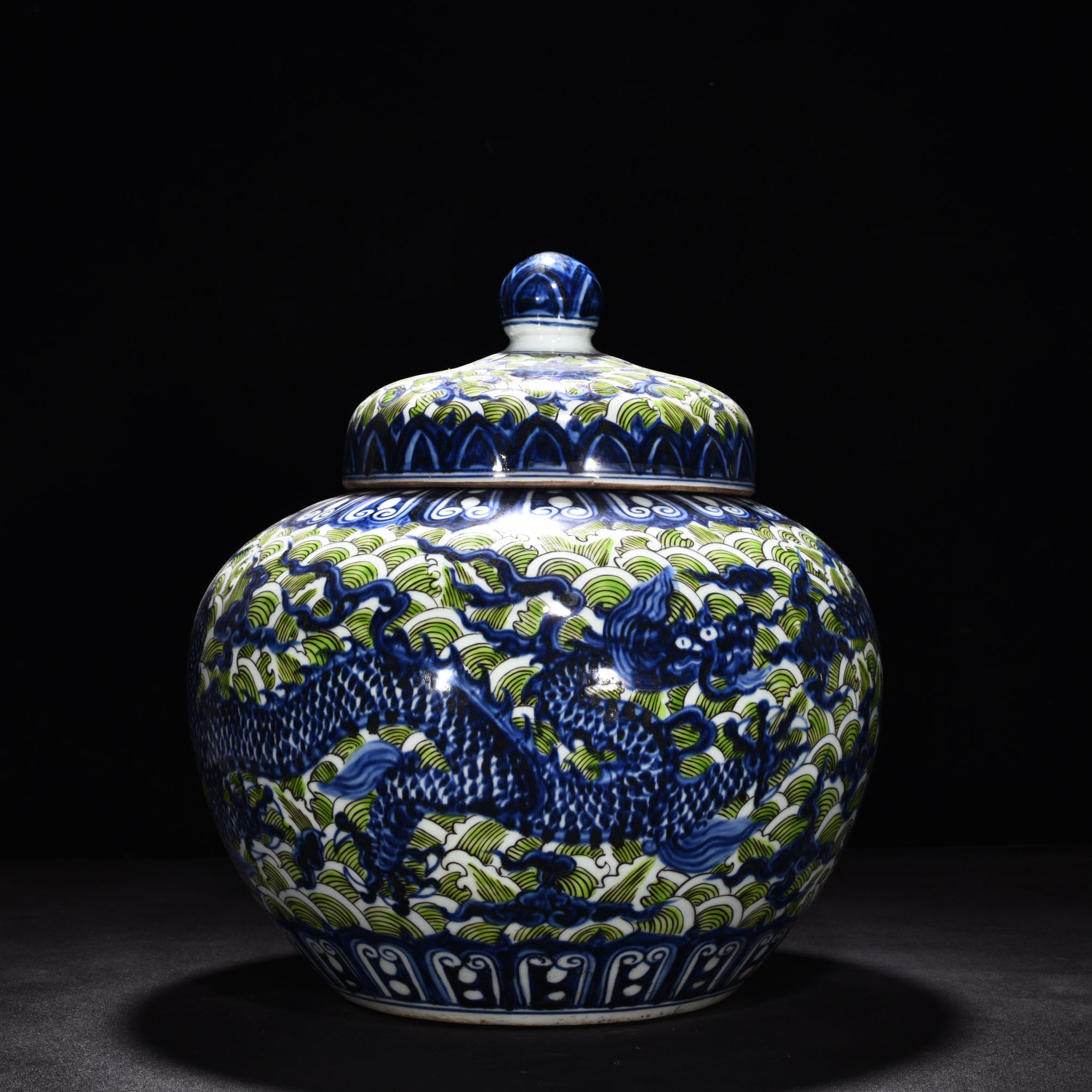 Ming Dynasty Xuande blue and white green lid jar